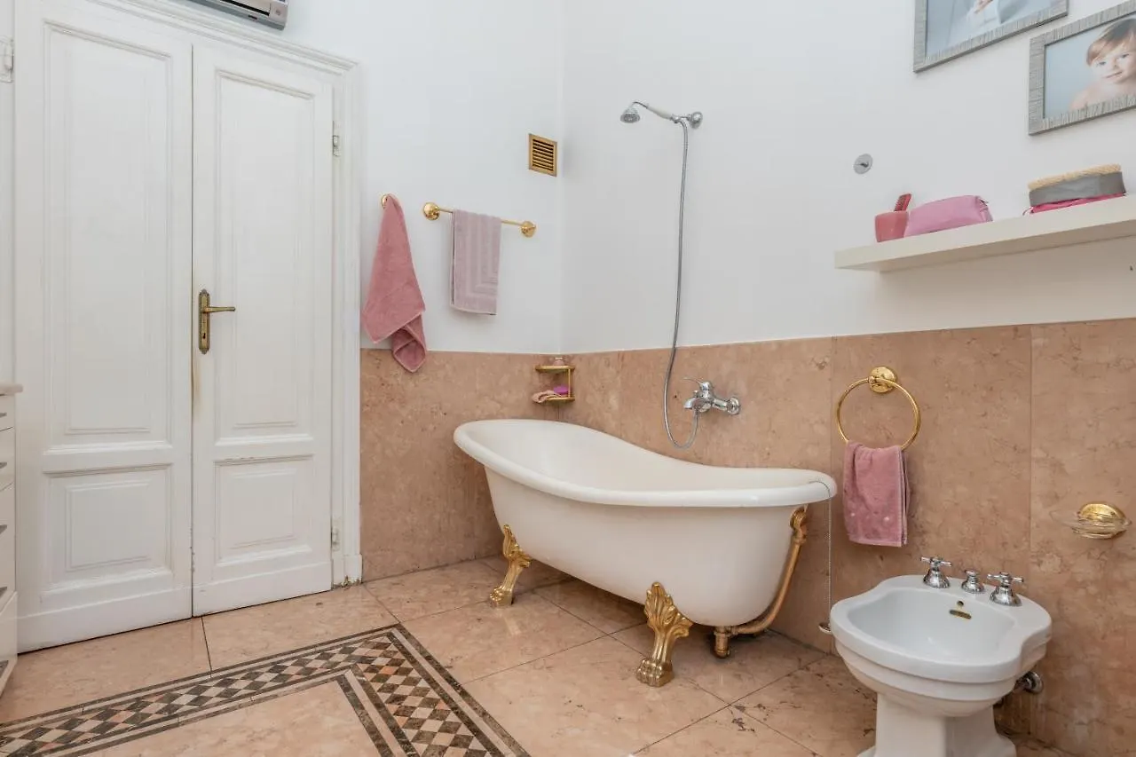 Very Central In Cadorna Station Area! Excellent If You Arrive From Malpensa Airport 밀라노 아파트
